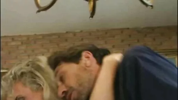 Mientras su hermana duerme folla trio español xxx